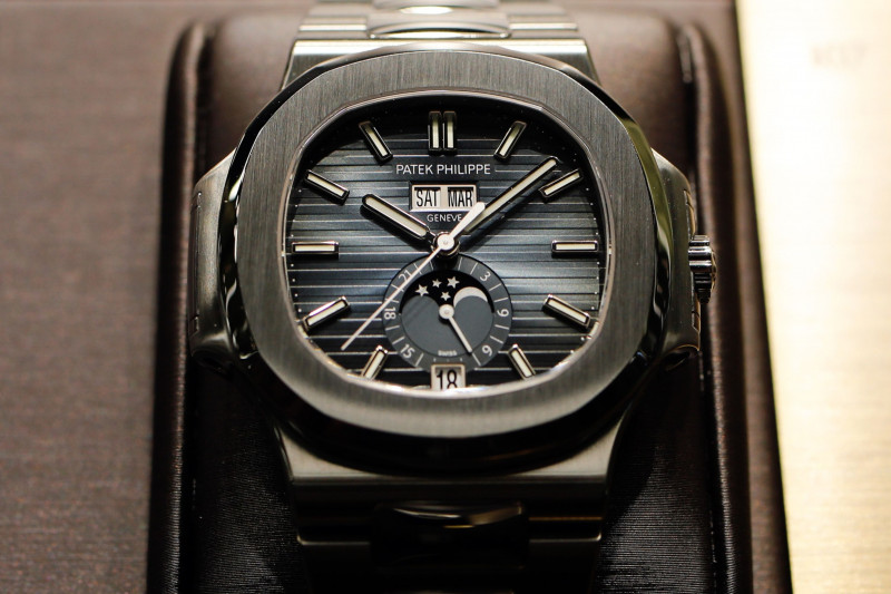 عرض ساعة اليد الفاخرة موديل نوتيلوس 1/5726، التي تنتجها "باتيك فيليب"، خلال اليوم الثاني من معرض بازل للساعات والمجوهرات الفاخرة في 2019 في بازل، سويسرا