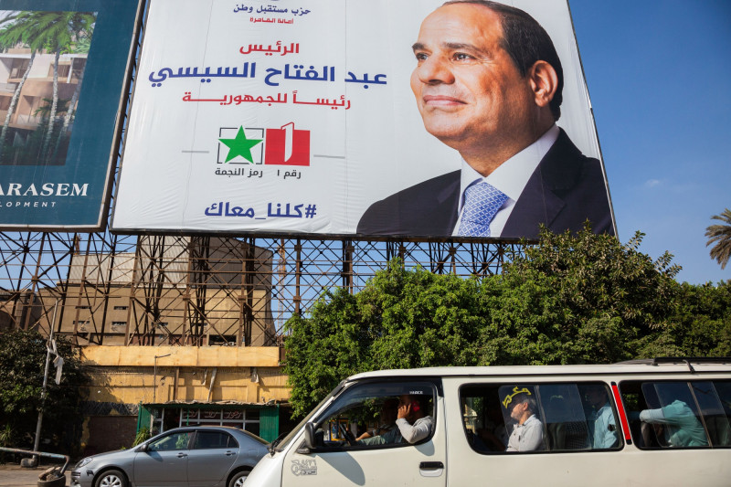 لوحة إعلانية عليها صورة للرئيس المصري عبد الفتاح السيسي في القاهرة، يوم 16 نوفمبر 2023