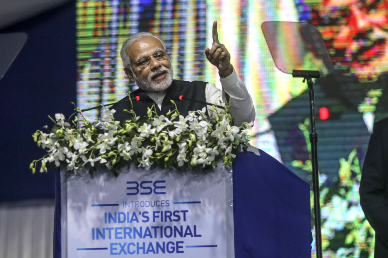 رئيس الوزراء ناريندرا مودي خلال إلقاء كلمته بمناسبة افتتاح الهند أول بورصة دولية في 2017