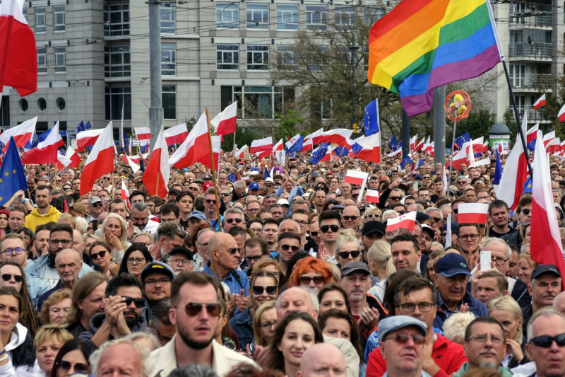 أنصار المعارضة البولندية يحتشدون في شوارع وارسو قبل أسبوعين من الانتخابات 