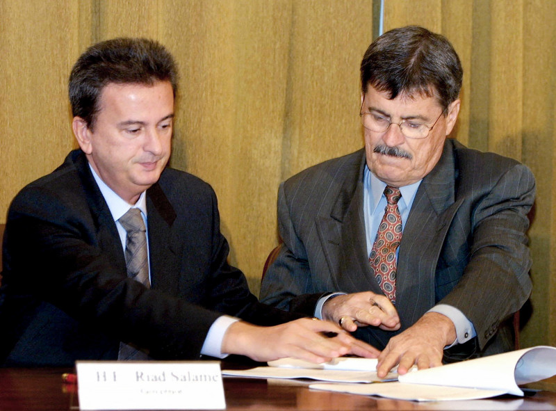 رياض سلامة (يساراً) وإلى جانبه السفير الأميركي السابق في لبنان فنسنت باتل في صورة تعود إلى عام 2001