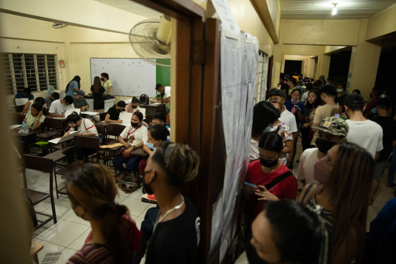 ناخبون في مركز اقتراع للانتخابات الرئاسية في مانيلا، يوم 9 مايو 2022، الفلبين
