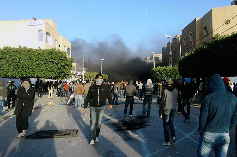 محتجون يتصادمون مع قوات الأمن في مدينة سيدي بوزيد، حيث شهدت انطلاق أولى شرارات الربيع العربي في ديسمبر 2010، تونس