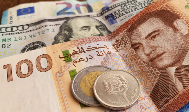 أوراق مالية مغربية إلى جانب عملتي اليورو والدولار.. صندوق النقد يطالب بتحرير سعر صرف الدرهم