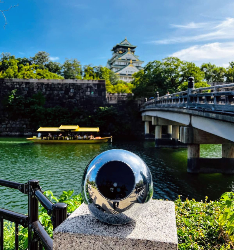 جهاز "The Orb" أمام أحد البحيرات في أوساكا اليابانية
