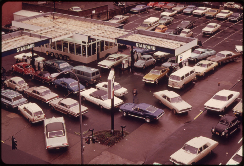 صورة أرشيفية تعود لعام 1973 تظهر سيارات تنتظر دورها للتزود بالوقود في محطة بمدينة بورتلاند بولاية أوريغون، الولايات المتحدة
