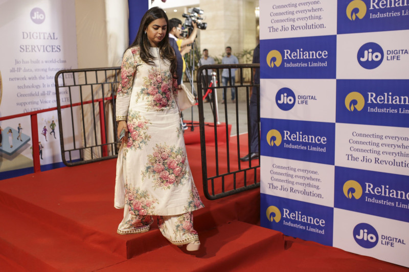 إيشا أمباني، ابنة الملياردير موكيش أمباني، تصل إلى الجمعية العمومية السنوية لـ"ريلاينس إندستريز" في مدينة مومباي الهندية