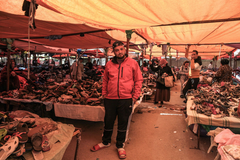 بهاء داخل كشك بيع ملابس في سوق بحي التضامن بتونس العاصمة.