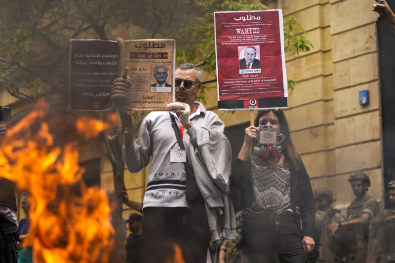 من أحد الاحتجاجات ضد احتجاز البنوك لمدخرات المودعين، قرب مقر مجلس النواب في بيروت، في مايو 2023