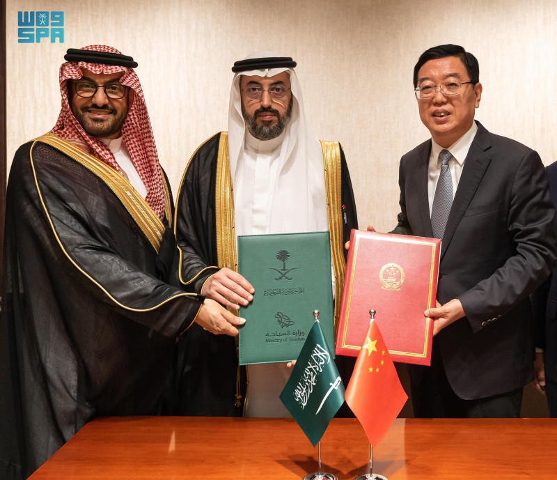 جانب من توقيع الاتفاقية السياحية بين الصين والسعودية