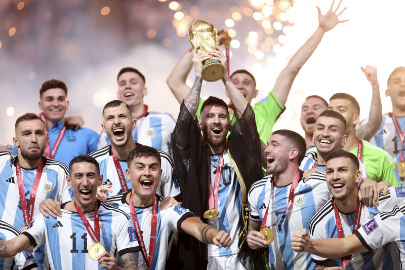 ميسي يرفع كأس العالم بعد فوز الأرجنتين، الدوحة، قطر
