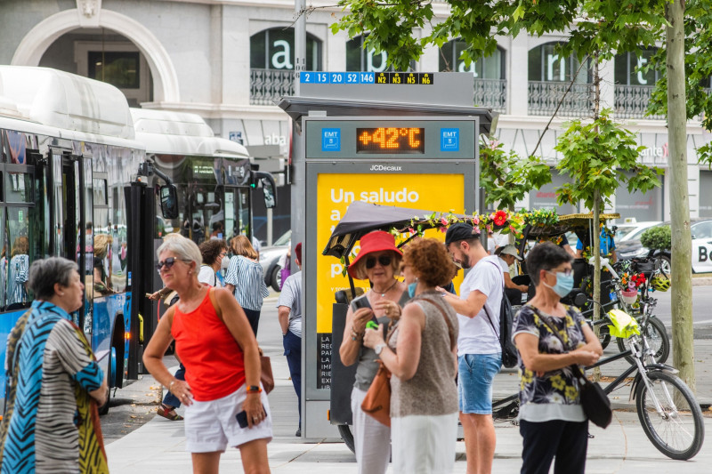 قراءة رقمية تظهر درجات الحرارة على محطة الباص في مدريد