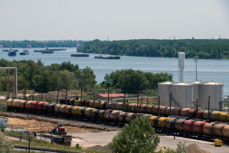 عربات الشحن في مصنع زيت نباتي على نهر الدانوب في ميناء جيورجيوليستي في مولدوفا، في 20 مايو