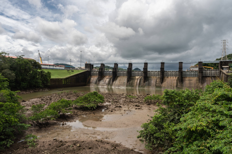 انخفاض منسوب المياه خارج هويس ميرافلوريس في قناة بنما