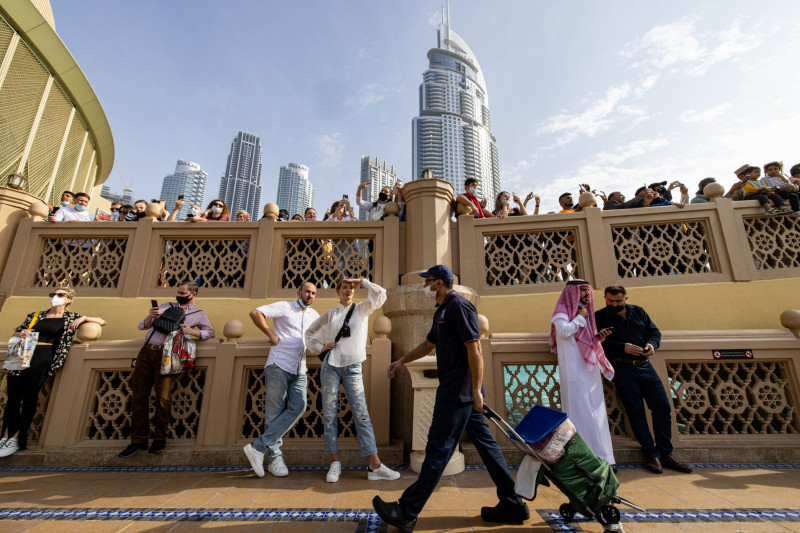 سياح خارج "مول دبي" في دبي. الإمارات العربية المتحدة.