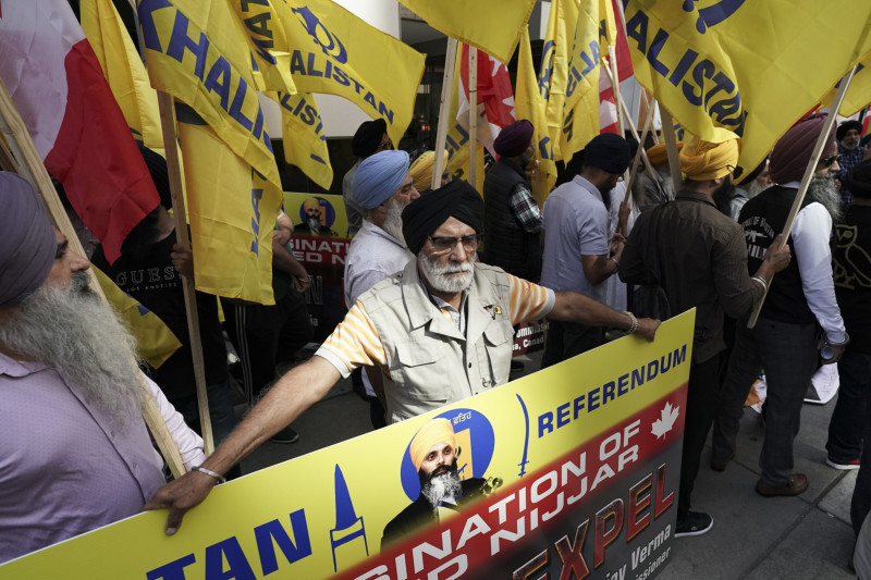 متظاهرون يحتجون خارج القنصلية الهندية في تورونتو، أونتاريو، كندا