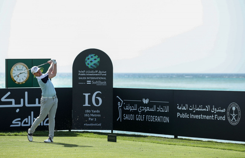 لاعب الغولف أوليفر فيشر خلال جولة تدريبية في السعودية