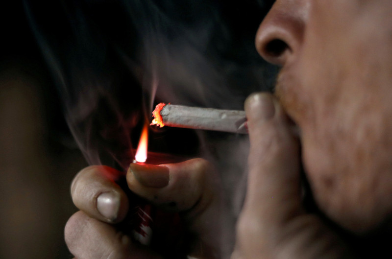 رجل يدخن سيجارة "كليوباترا" التي تنتجها الشركة الشرقية للدخان