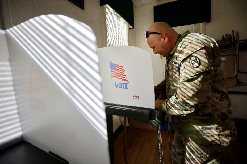 جندي أميركي يدلي بصوته في مركز للاقتراع خلال انتخابات التجديد النصفي للكونغرس الأميركي 2022. ولاية نورث كارولاينا. الولايات المتحدة في 8 نوفمبر 2022