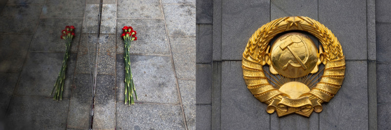 يشتمل النصب التذكاري على تابوتين حجريين يحملان أسماء ضباط كُرموا كأبطال للاتحاد السوفييتي.