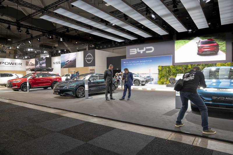 "بي واي دي" تعرض سيارة في معرض بروكسيل للسيارات 2023 