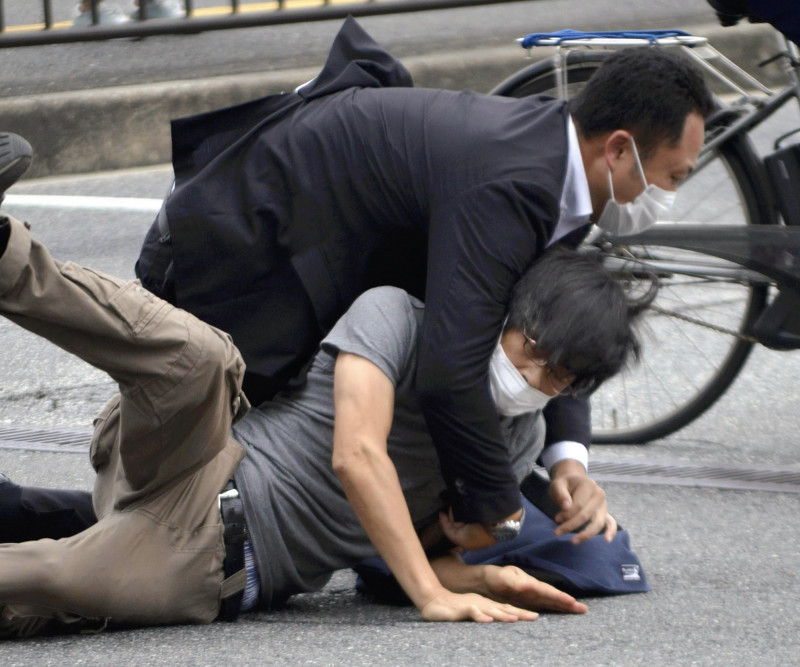 رجل أمن يقبض على مطلق النار على رئيس الوزراء الياباني السابق شينزو آبي خلال حدث انتخابي في نارا باليابان في 8 يوليو 2022