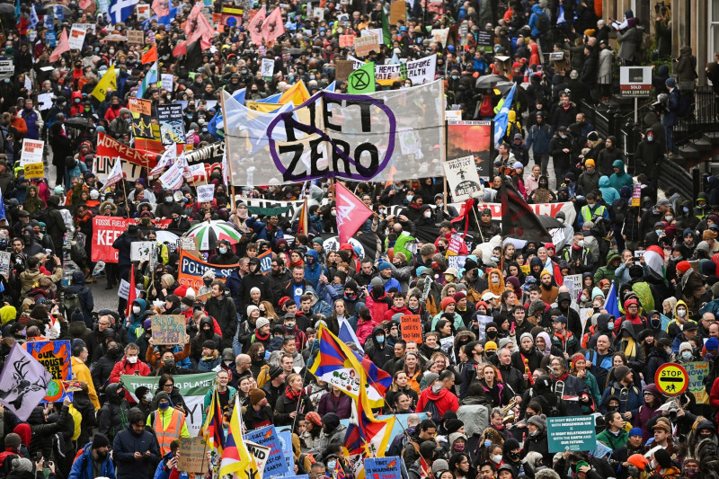 متظاهرون محتشدون في مسيرة بمناسبة اليوم العالمي للعمل من أجل عدالة مناخية على هامش انعقاد "كوب26" في غلاسكو العام الماضي.