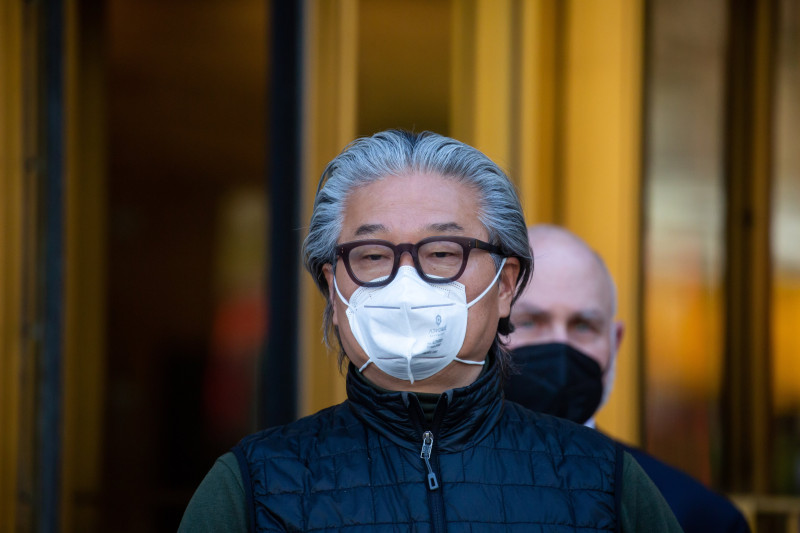 بيل هوانغ خارج المحكمة الاتحادية في نيويورك في 2022 