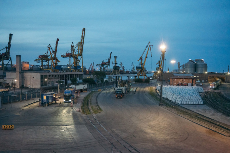الشاحنات تغادر ميناء كونستانتا في رومانيا، في 7 مايو 