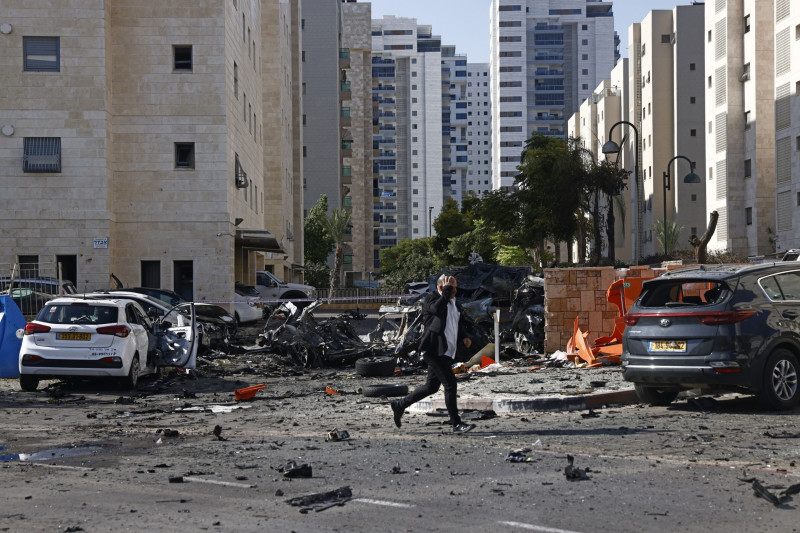 سيارات مُدمًّرة خلال هجوم صاروخي في عسقلان