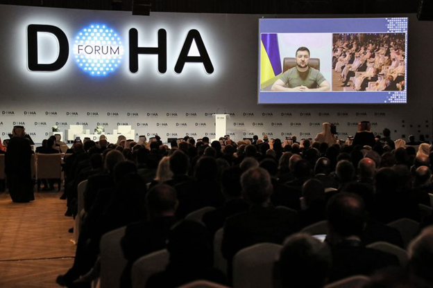الرئيس الأوكراني فولوديمير زيلينسكي خلال خطاب بالفيديو في منتدى الدوحة بقطر في 26 مارس 2022