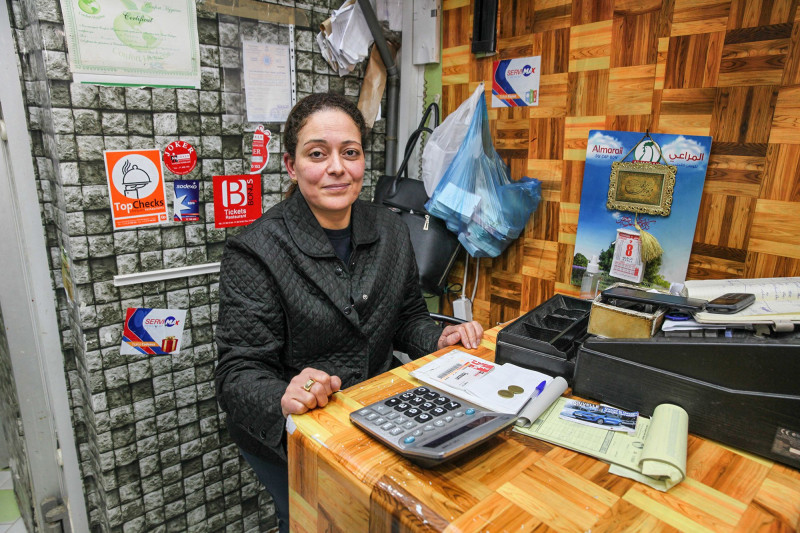 منجية مقني، صاحبة محل دجاج، أثناء التقاط الصور في متجرها في مدينة أريانة، إحدى ضواحي تونس العاصمة في تونس، في 8 أبريل لسنة 2022.