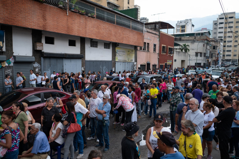 الناخبون ينتظرون في الطابور للإدلاء بأصواتهم خارج مركز اقتراع خلال الانتخابات التمهيدية للمعارضة في كاراكاس
