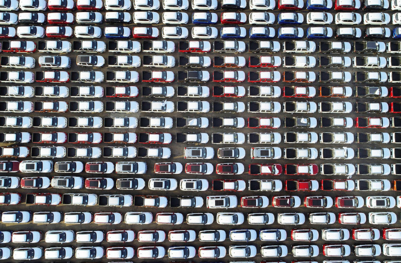 سيارات مصنعة محلياً تصطف في ميناء ليانونغانغ بالصين