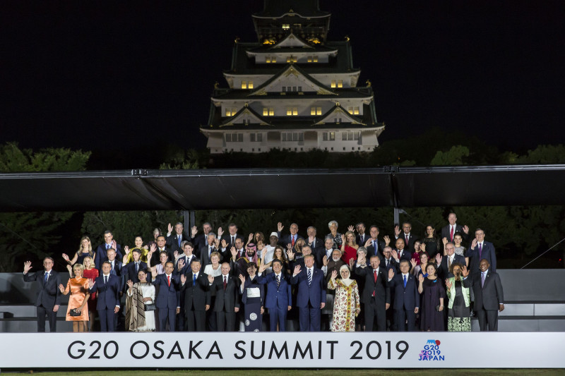 القادة واقفون لتُلتقط لهم صورة عائلية في قمة مجموعة العشرين في أوساكا، اليابان، في 2019