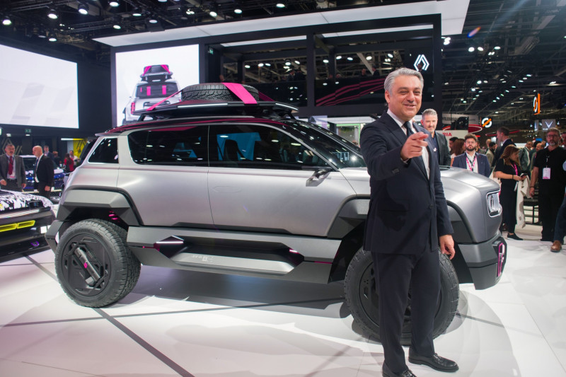 الرئيس التنفيذي لشركة "رينو" لوكا دي ميو يزيح الستار عن نموذج السيارة الكهربائية بالكامل "إيفر تروفي4" في باريس