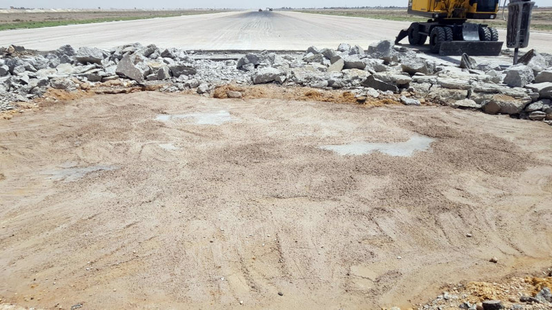 صورة وزعتها وكالة "سانا" لآلة ثقيلة تعمل على مدرج مطار دمشق الدولي، سوريا، في 12 يونيو 2022