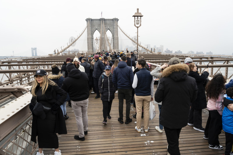 سياح على جسر بروكلين في نيويورك، الولايات المتحدة