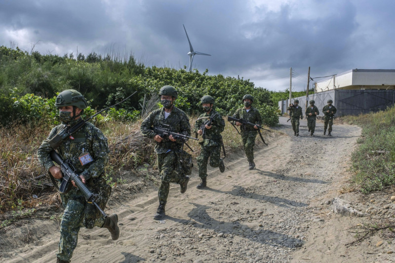 جنود يشاركون في مناورة عسكرية في تايوان، 26 يوليو