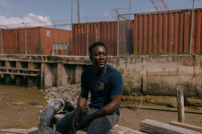 ديلروي ماكلين، البالغ من العمر 28 عاماً يجلس على رصيف الميناء في غيانا