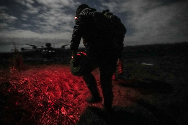 جندي أوكراني خلال مهمة ليلية على خط المواجهة مع القوات الروسية، في موقع غير محدد، 28 أكتوبر 2023