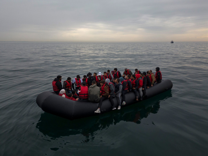 قارب تابع لفريق مراقبة الحدود يقترب من قارب يحمل مهاجرين في القنال الإنجليزي، بتاريخ 24 أغسطس 2023