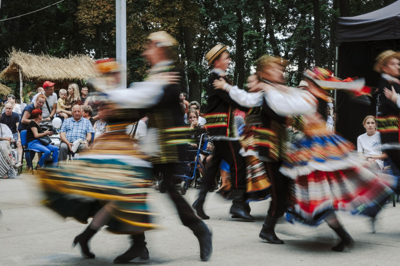 رقص تقليدي في مهرجان الحصاد في بلدة بيالا بيسكا، حيث يواجه معارضو الحزب الوطني الحاكم من الليبراليين الأكثر حباً لأوروبا صعوبة متزايدة في كسب أصوات الناخبين مقارنةً بالمدن الكبرى