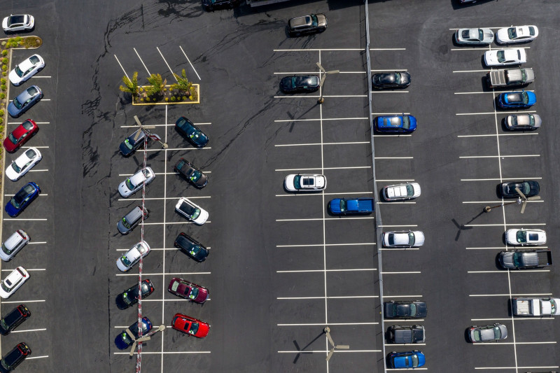 سيارات في ساحة شبه خالية في معرض مخصص لبيع السيارات في مدينة ريتشموند بولاية كاليفورنيا في الأول من يوليو الماضي