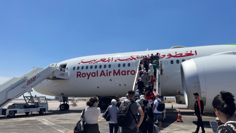 مسافرون يصعدون على متن طائرة تابعة للخطوط الملكية المغربية من طراز "بوينغ 8-787" في مطار محمد الخامس في 17 يوليو 2022، الدار البيضاء، المغرب