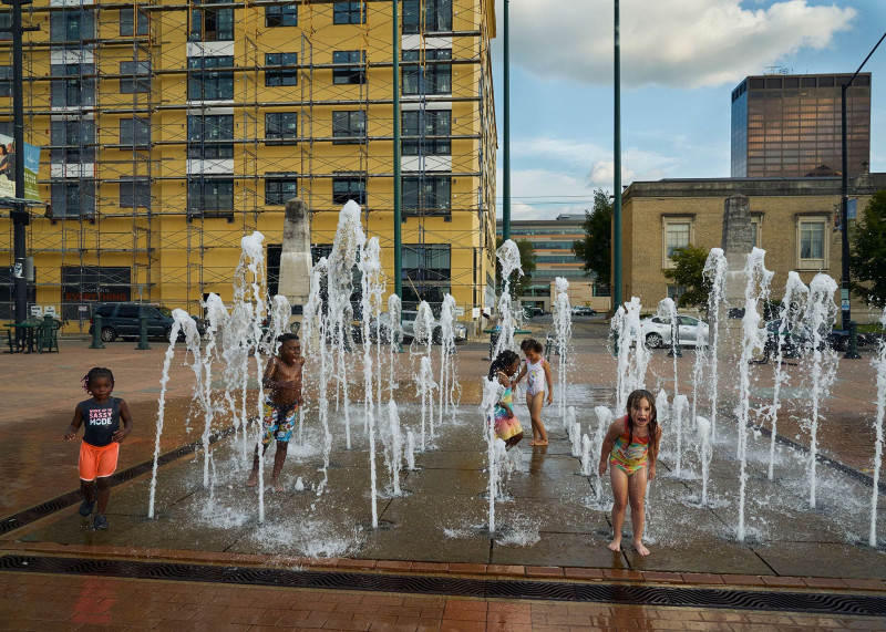 أطفال يلعبون في يوم حار في وسط مدينة دايتون
