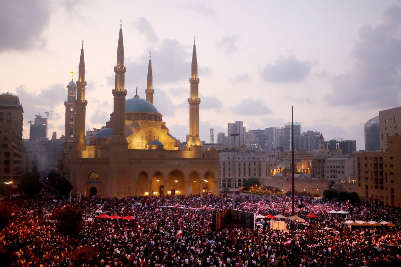 آلاف المتظاهرين في ساحة الشهداء قرب مسجد الأمين في وسط العاصمة اللبنانية بيروت عام 2019