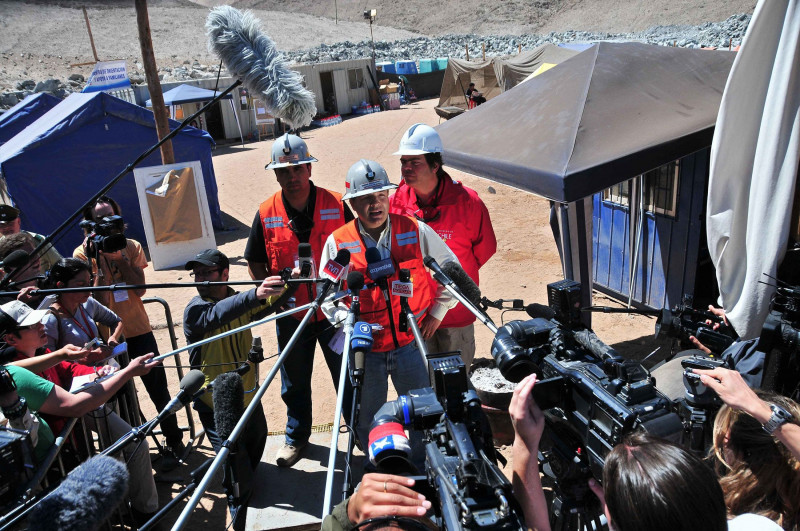 أندريه سوغاريه، الرئيس التنفيذي لشركة "كوديلكو" يتحدث مع الصحافة خلال عملية إنقاذ 33 من عمال المناجم التشيليين في 2010