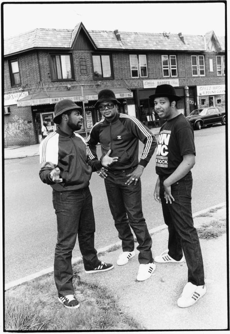 أعضاء فرقة "ران – دي أم سي" يرتدون بزات "أديداس" الرياضية عام 1986