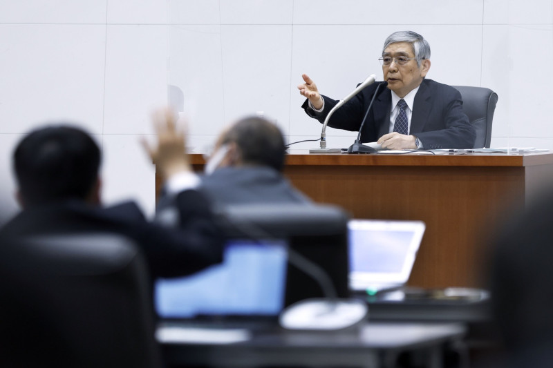 محافظ بنك اليابان المركزي، هاروهيكو كورودا، في مؤتمر صحفي في طوكيو يوم 17 يونيو 2022. بقيت طوكيو الرافض الوحيد الذي يتمسّك بشدة بسياسة يقول عنها كورودا إنها ضرورية لتعزيز اقتصاد غارق في حالة من الفوضى منذ عقود